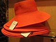 Ruime keuze aan grote rode hoeden in Rotterdamse winkels